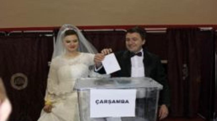 D&uuml;ğ&uuml;n Salonundan Gelinle Birlikte Temay&uuml;lde Oy Kullanmaya Geldi