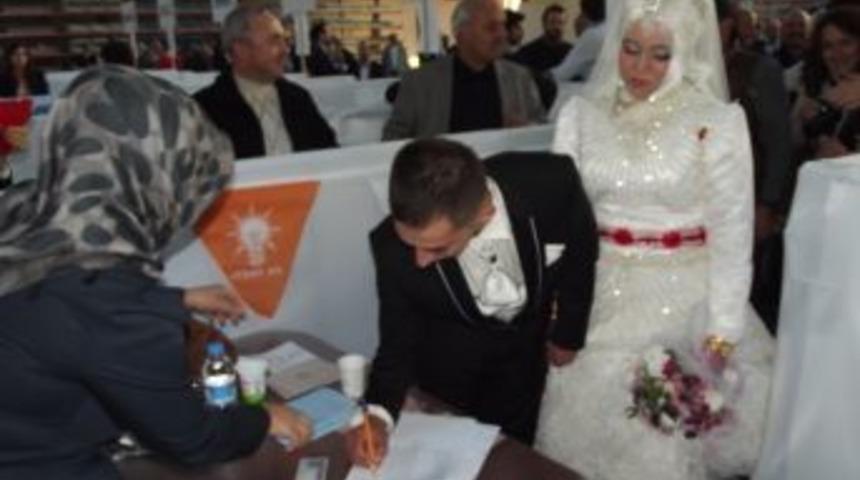 Gelinle Damat Düğünü Bırakıp Temayül Yoklamasına Katıldı