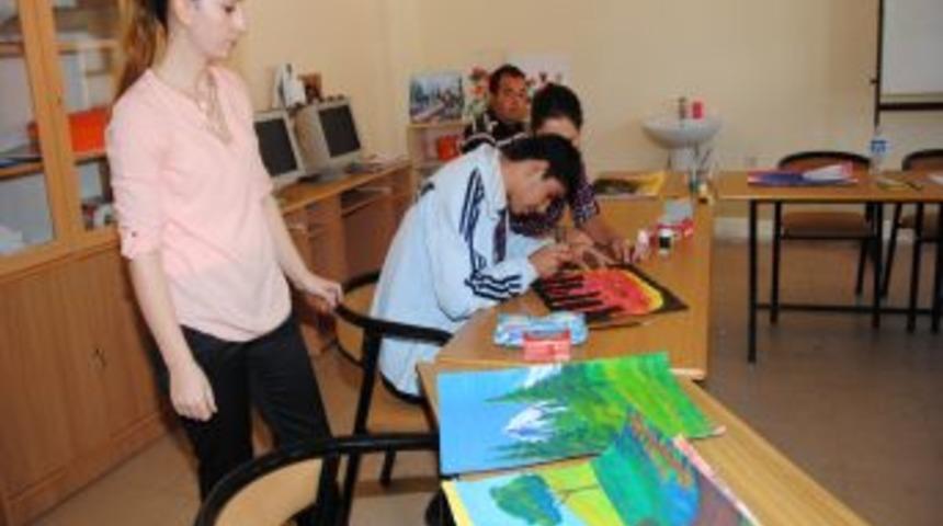 Engelli &Ouml;ğrenciler Yaptıkları Resimlerle Hayal D&uuml;nyalarını Yansıtıyor