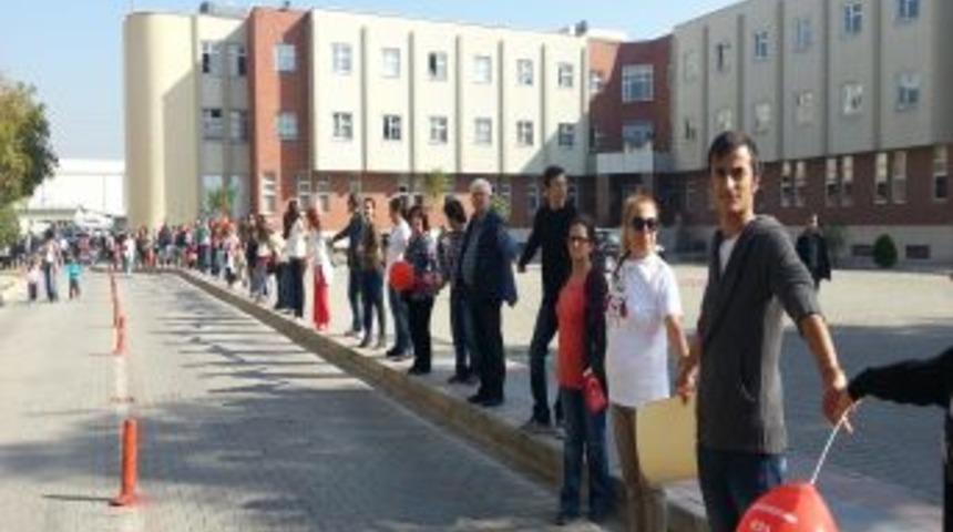 İyilik Don&ouml;rleri Melis I&ccedil;in Insan Zinciri Oluşturdu