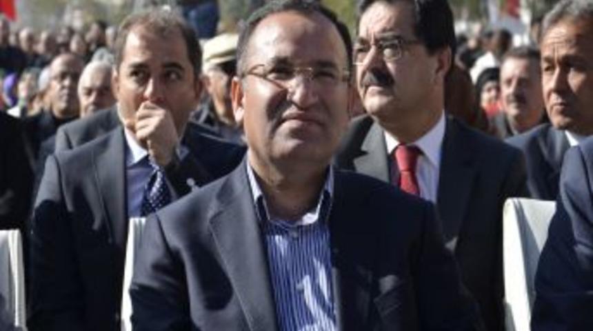 Ezan Okununca Konuşmasını Yarıda Kesti