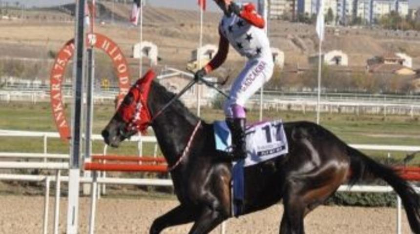 Cumhuriyet Kupası Koşusunu, Jokey Halis Karataş, 'u&ccedil;anoğlu' Atı İle Kazandı