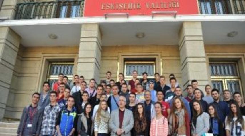 Balkanlardan Gelen &Ouml;ğrencilerden Vali Tuna&rsquo;ya Ziyaret