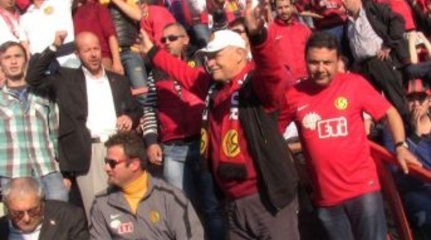&Ccedil;alışıcı, Eskişehirspor Ma&ccedil;ını A&ccedil;ık Trib&uuml;nden İzledi