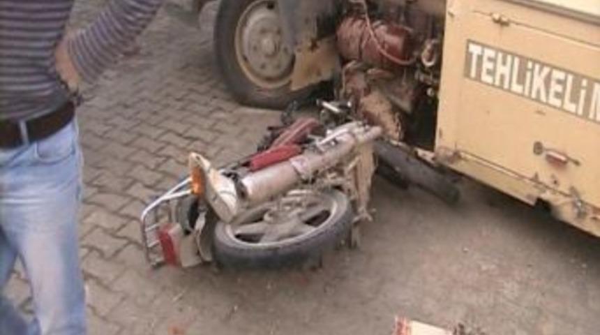 Motosiklet Tankere Çarptı: 2 Yaralı