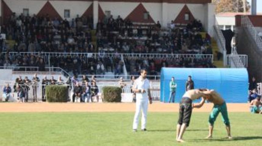 Karakucak Güreşleri Renkli Görüntülere Sahne Oldu