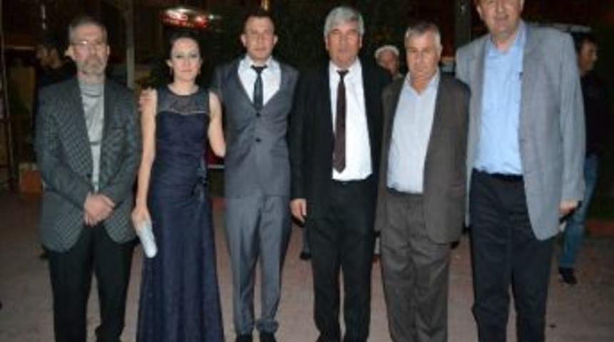 Gen&ccedil; &Ccedil;iftin Y&uuml;z&uuml;klerini Mandalı Taktı