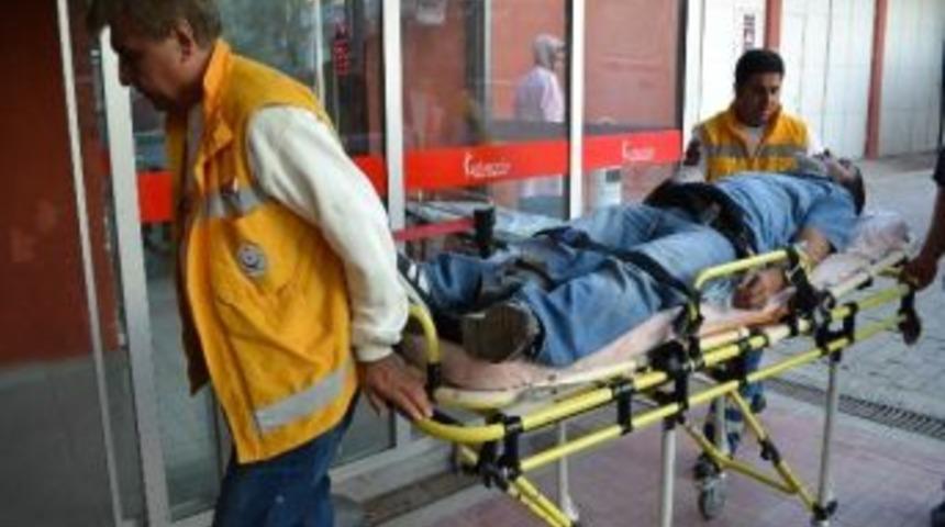 Minib&uuml;s Motosiklete &Ccedil;arptı: 1 Yaralı