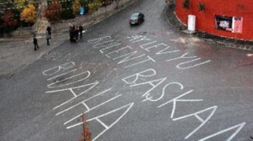 Tanık&rsquo;tan &lsquo;ay Lev Yu&rsquo; Yazan &Ouml;ğrencilere S&uuml;rpriz Ziyaret