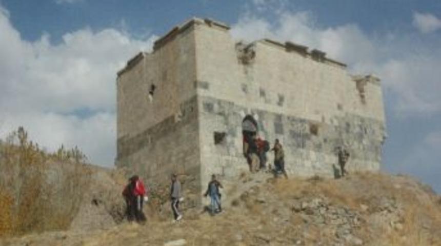 Doğa Severler Konak K&ouml;y&uuml;ndeki Kiliseyi Gezdi