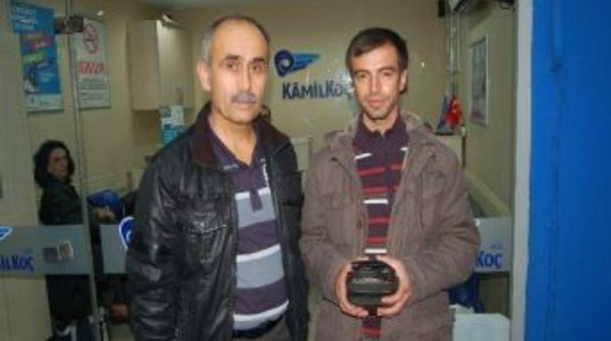 Asgari &Uuml;cretli İş&ccedil;i Bulduğu 10 Bin Lirayı Sahibine Teslim Etti