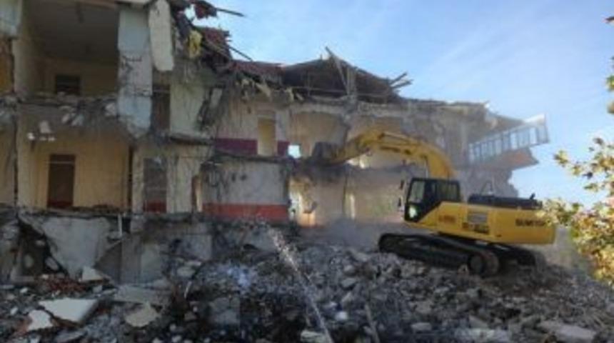 &Ccedil;om&uuml; İlahiyat Fak&uuml;ltesi Eski Binası Yıkılıyor