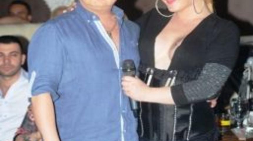 İzmir&rsquo;de Prens Ethem Ve Hande Ak Performansı