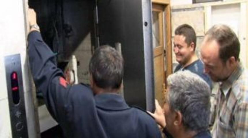 Asans&ouml;rde Mahsur Kalan Şahsı İtfaiye Kurtardı