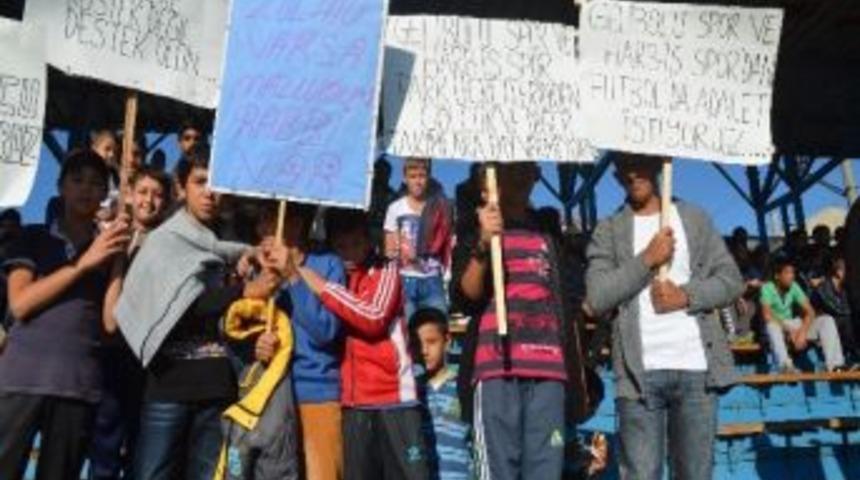 Trib&uuml;nde İlgin&ccedil; Protesto