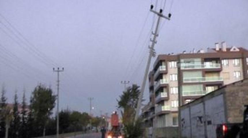 Elektrik Direğini Kıran S&uuml;r&uuml;c&uuml; Kayıplara Karıştı