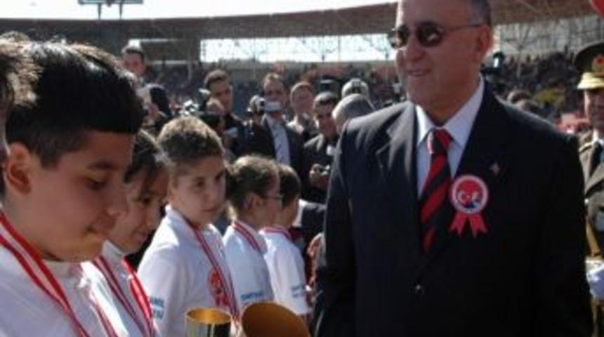 Cumhuriyet, T&uuml;rk Milletini Tek V&uuml;cutta Birleştirmiştir