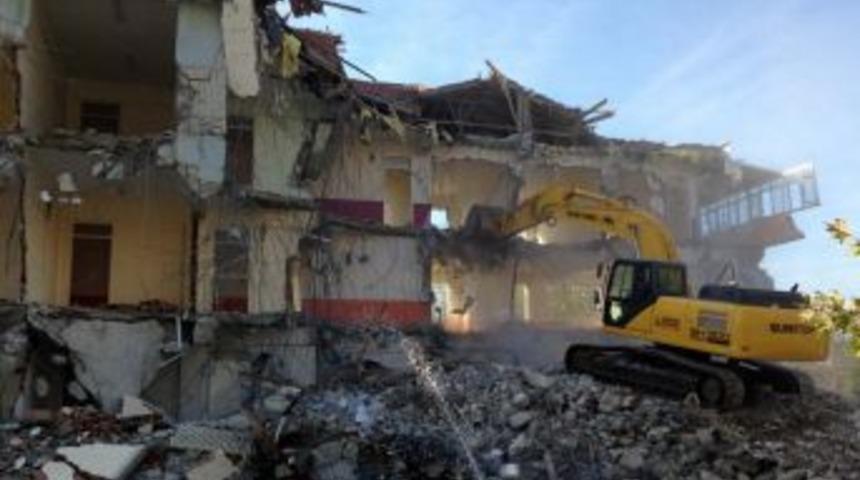 ÇOMÜ, Deprem Güvenliğine Uymayan Ilahiyat Fakültesi Binasını Yıktı