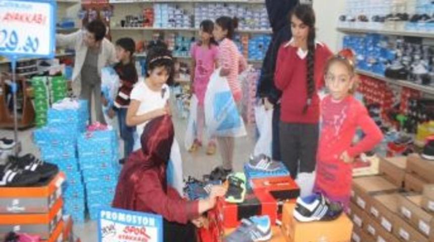 Akdeniz Lıons Kul&uuml;b&uuml;&rsquo;nden &Ouml;ğrencilere Kıyafet Yardımı