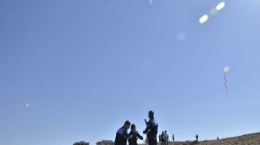 Emniyet M&uuml;d&uuml;rl&uuml;ğ&uuml;&rsquo;nden &Ouml;ğrencilere U&ccedil;urtma Şenliği