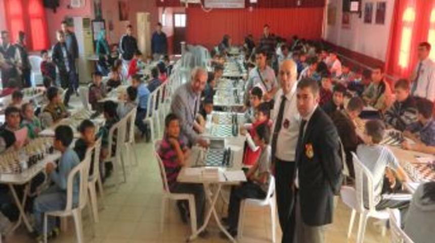 Kozan'da 29 Ekim &Ouml;ncesi Satran&ccedil; Coşkusu