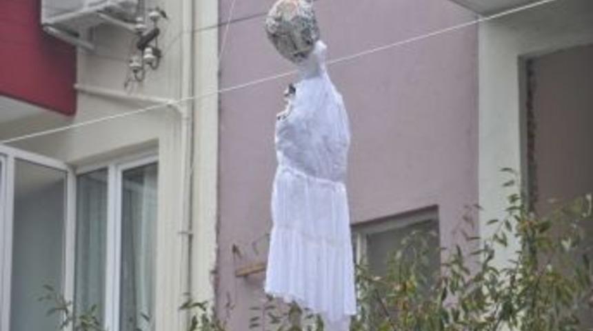 T&uuml;yler &uuml;rperten gelinlikli mesaj