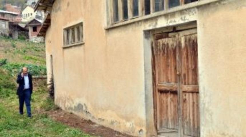 Başkan G&uuml;mr&uuml;k&ccedil;&uuml;oğlu Hekimliğe İlk Başladığı Hamsik&ouml;y&rsquo;de Vatandaşlarla Hasret Giderdi