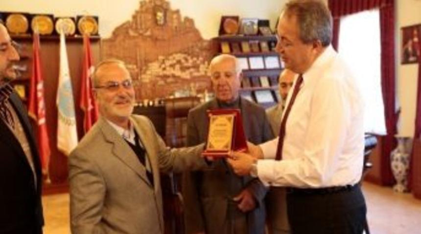 Cevher Dudayev Mahallesi Muhtarı S&uuml;tveren&rsquo;den &Uuml;nver&rsquo;e Teşekk&uuml;r Plaketi