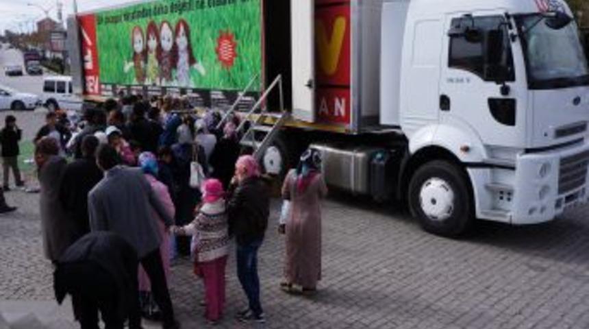 L&Ouml;SEV İyilik TIR'ı Erzurum'da Mutluluk Dağıttı