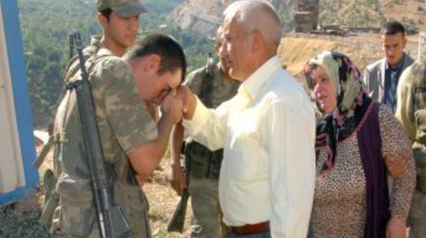 Oğullarının Şehit D&uuml;şt&uuml;ğ&uuml; Birliği Ziyaret Ettiler