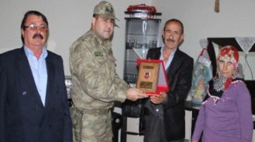 Asker Ailesine Teşekk&uuml;r Plaketi