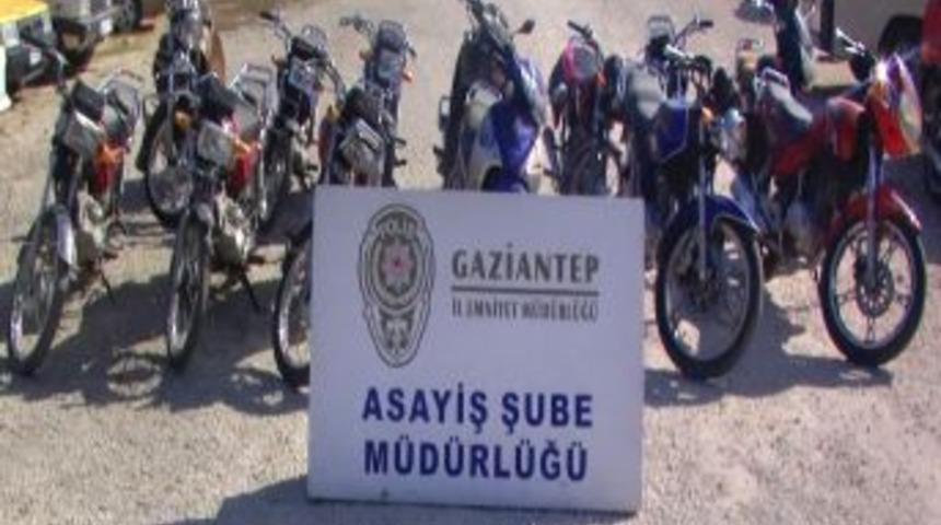 Dur Ihtarına Uymayan Motosiklet S&uuml;r&uuml;c&uuml;s&uuml;n&uuml;n Hırsızlık Dosyası Kabarık &Ccedil;ıktı