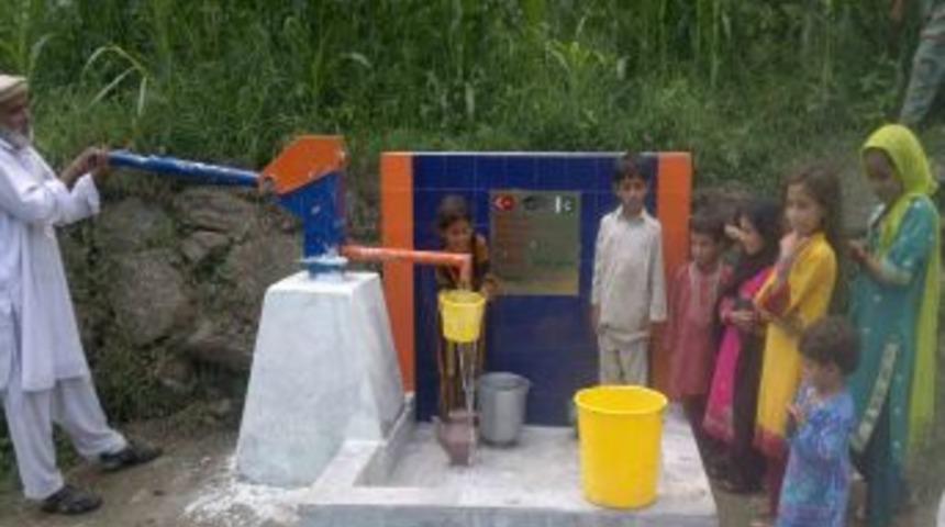 Antalyalı Lise &Ouml;ğrencileri Pakistan'da Su Kuyusu A&ccedil;tırdı