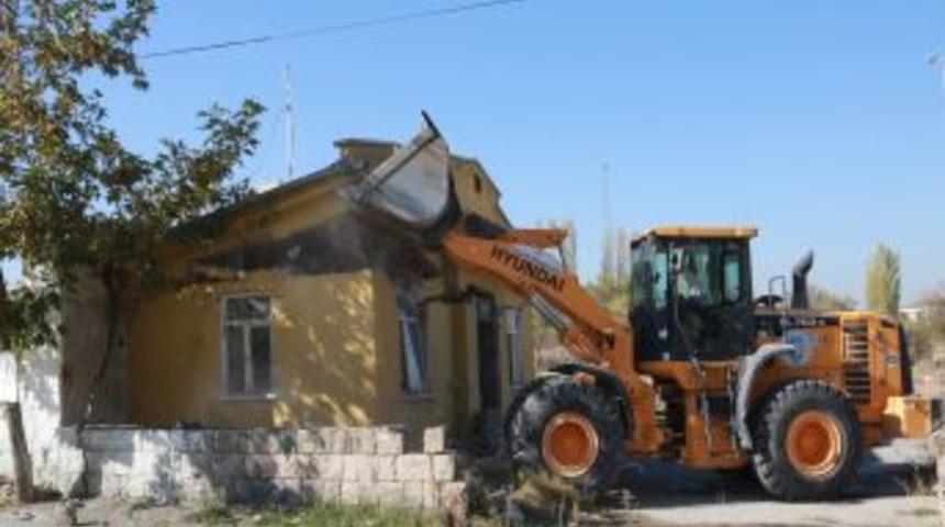 Talas'ta Eski K&ouml;m&uuml;rc&uuml; D&uuml;kkanları Yıkıldı