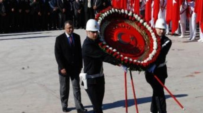 Cumhuriyet Bayramı, &Ccedil;elenk Sunma İle Başladı