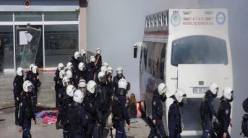 Sarısülük'ün Davasında Adliyenin Camlarını Kıran Gruba Polis Müdahale Etti