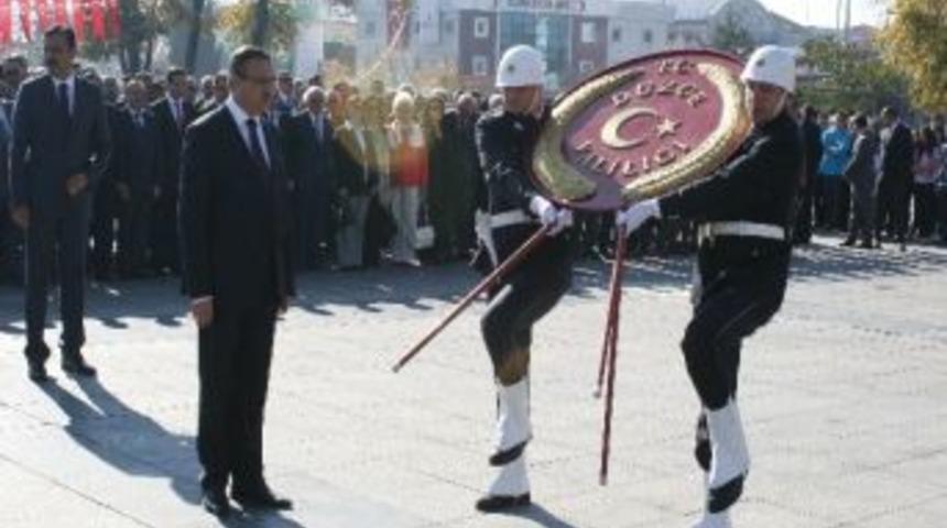 D&uuml;zce'de Cumhuriyet Bayramı, &Ccedil;elenk Sunma İle Başladı