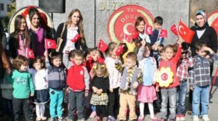 Miniklerden Atat&uuml;rk Anıtına &Ccedil;i&ccedil;ek