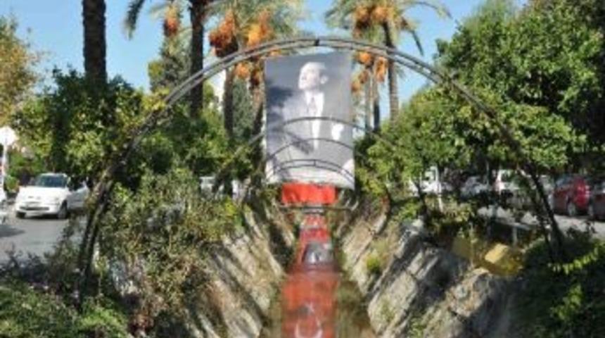 Kuşadası 29 Ekim İ&ccedil;in S&uuml;slendi