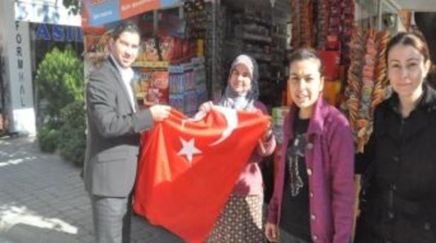 Turgutlu'da Bayraklar Belediyeden