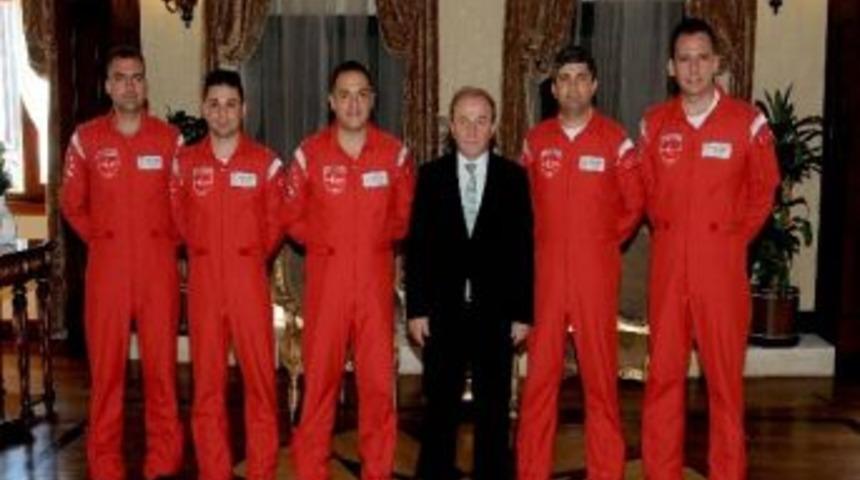 T&uuml;rk Yıldızları&rsquo;ndan Vali Sebahattin &Ouml;zt&uuml;rk&rsquo; E Ziyaret