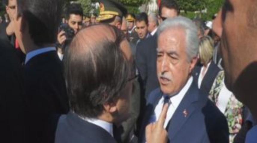 Vali Ile Belediye Başkan Vekili Arasında 'rozet' Krizi