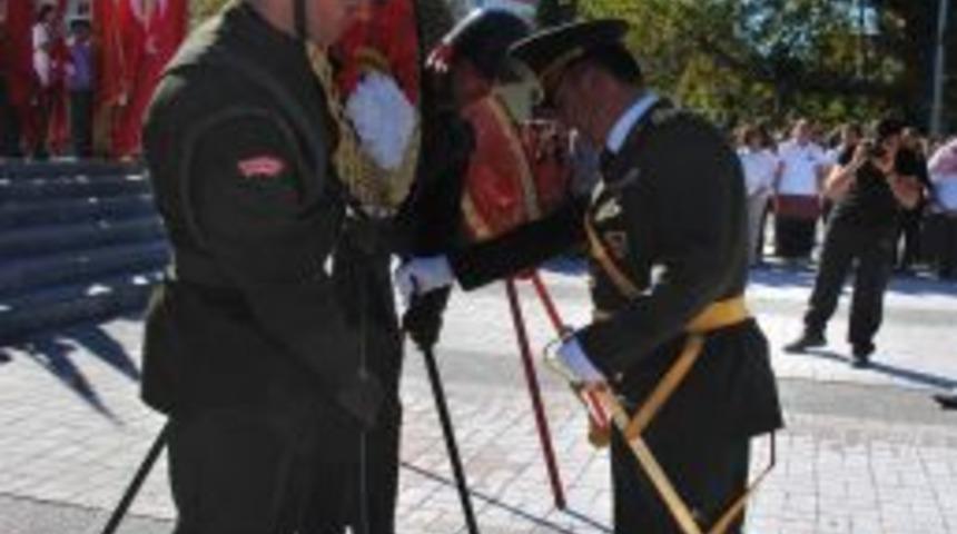 Kutlamalar Atat&uuml;rk Anıtı'na &Ccedil;elenk Bırakılmasıyla Başladı