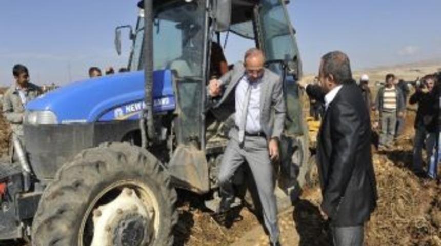 Vali Yurdakul, Ahlat&rsquo;ta Patates Hasadına Katıldı
