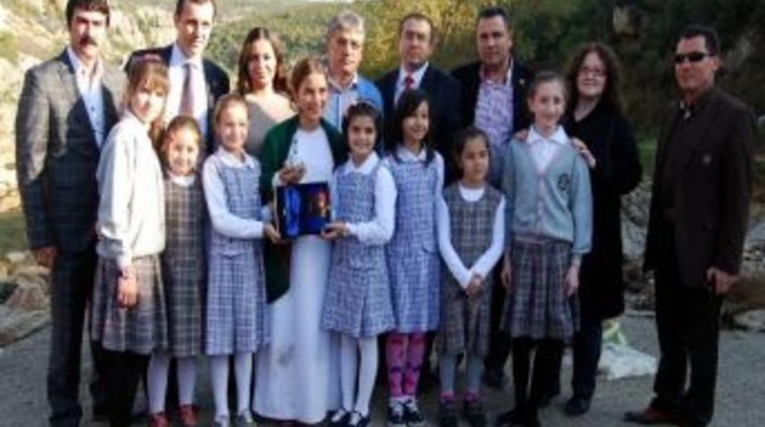 &lsquo;k&uuml;&ccedil;&uuml;k Gelin&rsquo; Dizisi Setine Anlamlı Ziyaret