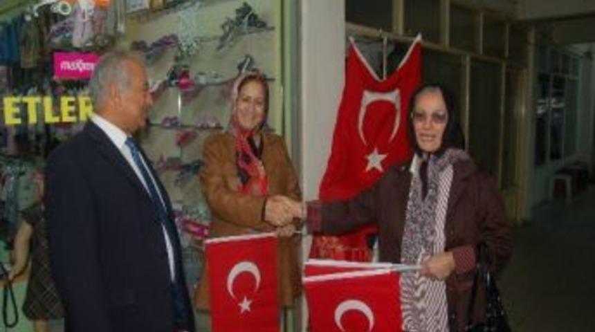 Lapseki Belediyesi Bin 500 Adet T&uuml;rk Bayrağı Dağıtı