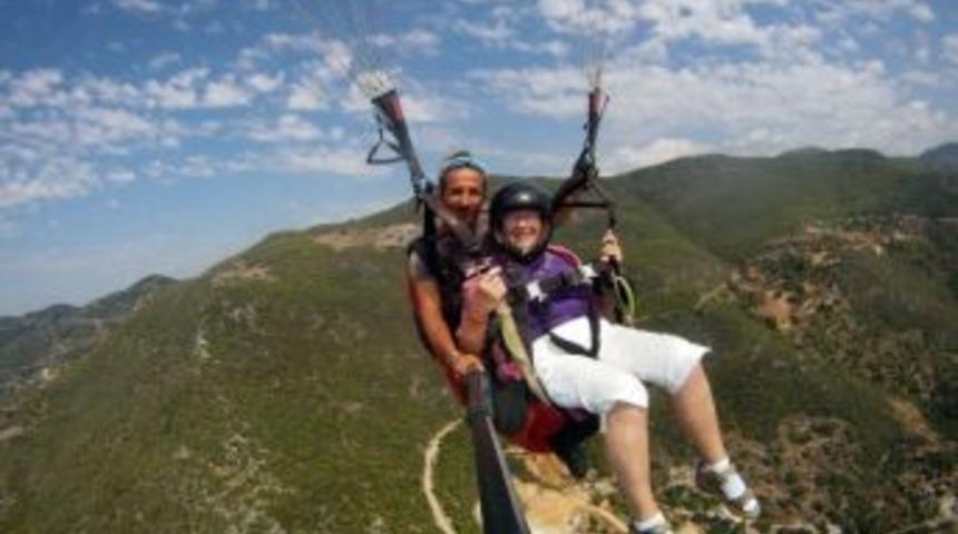 83'l&uuml;k Alman Nine Paraş&uuml;tle U&ccedil;tu