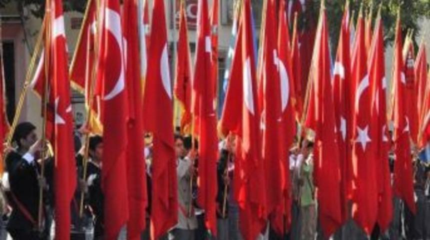 Cumhuriyetin 90. Kuruluş Yıld&ouml;n&uuml;m&uuml; Kutlamaları Anıta &Ccedil;elenk Sunumuyla Başladı