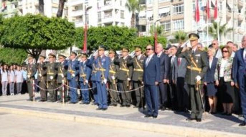Adana&rsquo;daki T&ouml;rende Bayrak Krizi