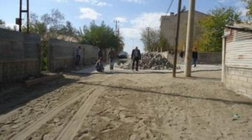 Palu&rsquo;da Kilitli Parke Taşı D&ouml;şeme &Ccedil;alışmaları Devam Ediyor